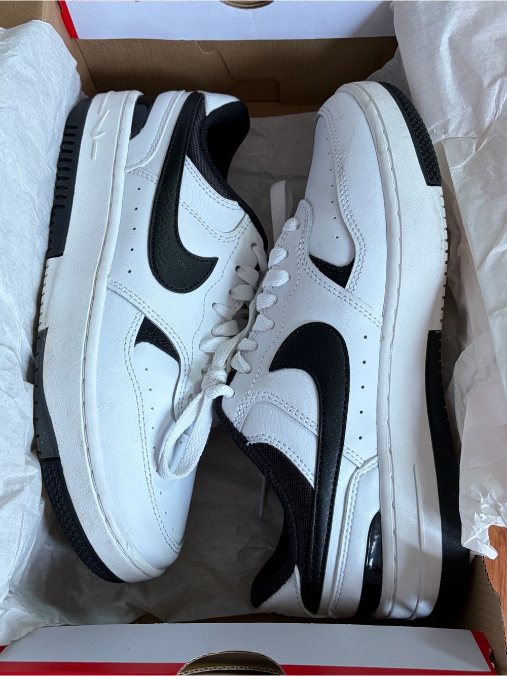 Nike Women’s White and Black Low-Top Sneakers - Picture 8 of 8